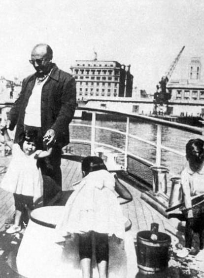 El general Franco, en 1958, jugando con sus nietos a bordo del yate <i>Azor</i>.