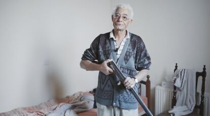 Christos Stratis, un jubilado grecochipriota que vive en el lado sur de la Línea Verde, muestra el rifle que tiene debajo de las sábanas. "Me protege de los soldados turcos", dice.