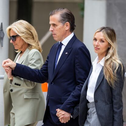 Wilmington (United States), 11/06/2024.- Hunter Biden (C) holds hands with First Lady Jill Biden (L) and wife Melissa Cohen Biden (R), as he departs his federal gun trial after a jury found him guilty of three gun charges at the US Federal District Court in Wilmington, Delaware, USA, 10 June 2024. Hunter Biden is the first child of a sitting president to be convicted in a federal court. EFE/EPA/JIM LO SCALZO
