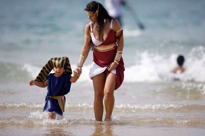 Una mujer junto a un niño disfrazado de faraón se bañan en la ciudad costera de Ashdod, el 2 de marzo.