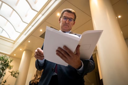 El presidente del PP, Alberto Núñez Feijóo, en los pasillos del Senado este miércoles.