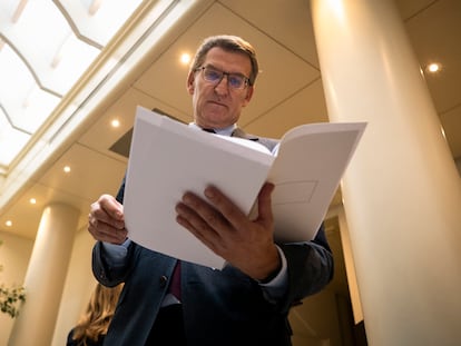 El presidente del PP, Alberto Núñez Feijóo, en los pasillos del Senado este miércoles.