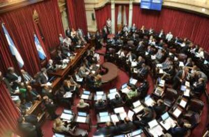 El pleno del Senado argentino debate el proyecto de ratificación parlamentaria al acuerdo firmado entre el Gobierno y Repsol para compensar a la petrolera española por la expropiación del 51 por ciento de YPF Buenos Aires (Argentina).