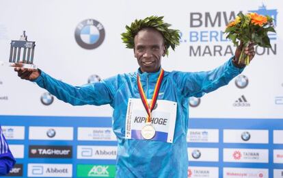 Eliud Kipchoge festeja la victoria.