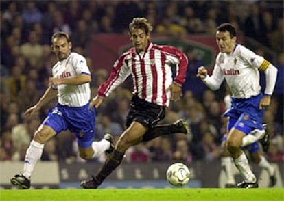 Urzaiz se escapa de Paco y Aguado, a los que recortaría después para marcar de forma espléndida el segundo gol del Athletic.