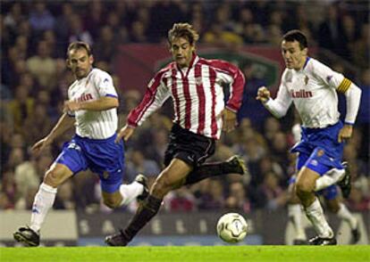 Urzaiz se escapa de Paco y Aguado, a los que recortaría después para marcar de forma espléndida el segundo gol del Athletic.