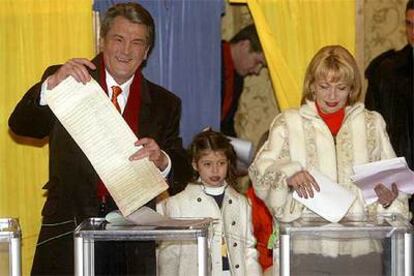 Yúshenko dobla la papeleta al lado de su hija y de su esposa, que votó junto al presidente ucranio en el colegio número 1 de Kiev.