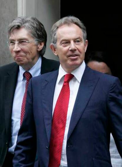 Tony Blair, ayer a la salida de su residencia en Downing Street.