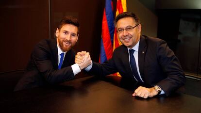 Messi y Bartomeu sellan la firma del contrato.