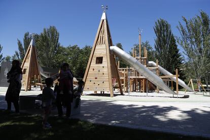 Parque Carlos Sáinz, en Pozuelo, donde hay un gran castillo de madera, rocódromos, toboganes, puentes colgantes y una torre piramidal de 12 metros de altura. Otra atractiva instalación, para niños de menor edad, es un barco pirata.