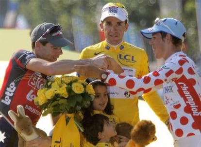 Cadel Evans, Carlos Sastre y Bernhard Kohl, en el podio de París con los hijos del español, Claudia y Yeray.