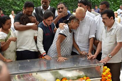 Madre y hermanos de la periodista Gauri Lankesh despiden sus restos mortales en Bangalore (India), en septiembre de 2017. 