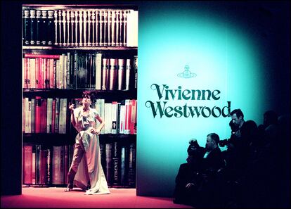 El desfile primavera-verano de 2001, de "Ready to Wear", con diseños de Vivienne Westwood.