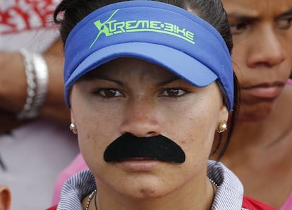 Una mujer con un bigote falso, en imitación al de Nicolás Maduro, durante la manifestación a favor del chavismo.