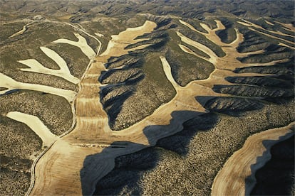 Vista aérea de la estepa monegrina con cultivos de cereales intercalados en los valles, en Osera de Ebro (Zaragoza).