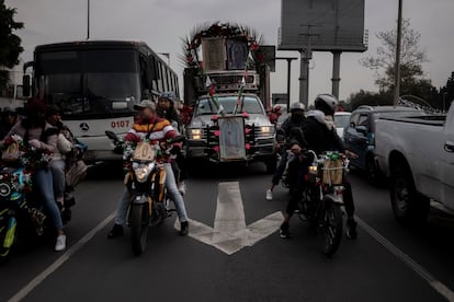 Una caravana de motociclistas peregrina hacia la Basílica de la Virgen de Guadalupe, este 11 de diciembre en Ciudad de México.