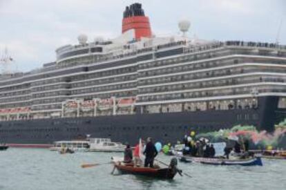 Manifestación en botes y góndolas en el Gran Canal de Venecia (Italia), contra el impacto ambiental de los grandes cruceros que pasan por la laguna de Venecia. EFE/Archivo