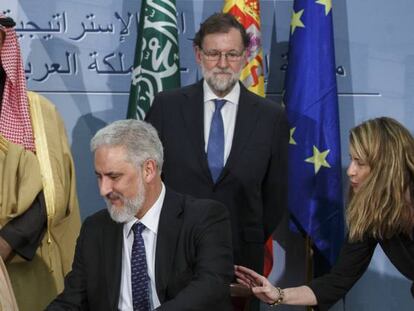 El presidente de Navantia, Esteban Garcia Vilasanchez firma el acuerdo para construir seis fragatas para Arabia Saud&iacute;.