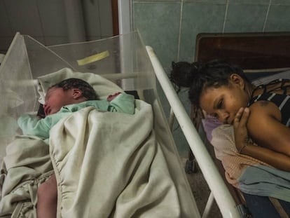 Rosa Sabina Briceno, de 22 anos, junto a seu bebê no ambulatório de Santo Domingo, após dar a luz em um táxi.