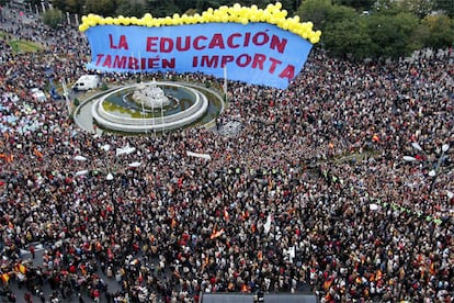 Decenas de miles de personas -un millón y medio según la Comunidad de Madrid y los convocantes- se manifiestan en el centro de Madrid contra la reforma educativa emprendida por el Gobierno socialista. En la protesta participan cuatro obispos y una amplia delegación del PP, encabezada por Ángel Acebes, Eduardo Zaplana y Esperanza Aguirre.