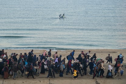 La riada humana camina en paralelo a la costa, del sur al norte de la franja de Gaza. 