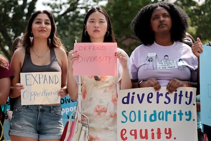 Estudiantes de Harvard en una protesta contra la Suprema Corte, en julio de 2023, en el campus de la universidad.