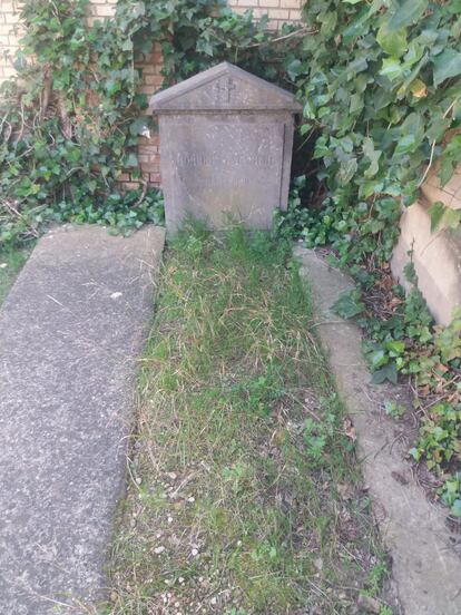 Tumba en el cementerio de los alemanes de Zaragoza.