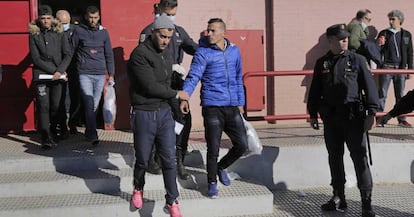 Un grupo de inmigrantes llegados en las últimas horas a Cartagena es trasladado de centro.