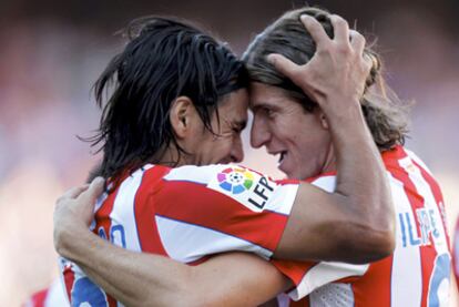 Falcao celebra con Filipe Luis uno de sus tres goles al Racing.