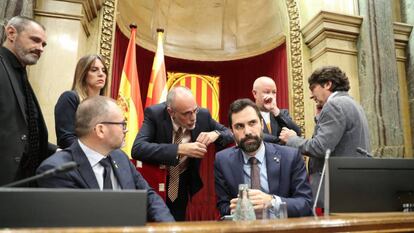 Roger Torrent (sentado, a la derecha), con otros miembros de la Mesa del Parlament y letrados. 