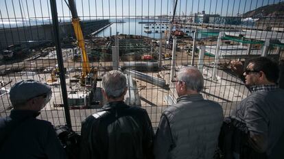 Un grupo de jubilados observa los avances de unas obras en Barcelona.