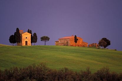 En Pienza hay que asomarse a la parte trasera de la catedral, una galería de tres niveles que ofrece una vista panorámica espectacular sobre el Val d’Orcia. Y al partir, emprender una ruta en coche por las 'Crete Senesi', una zona de colinas y profundas quebradas que ofrece los clásicos paisajes de la Toscana: crestas cubiertas de cipreses, campos de trigo bailando con la brisa y colinas que se funden con la neblina.