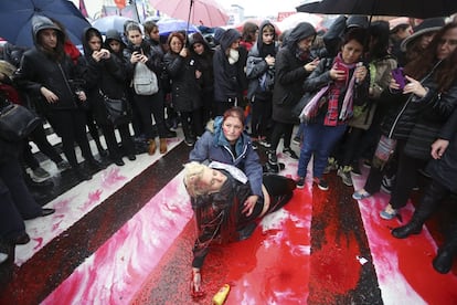 Varias mujeres participan con una performance en la marcha convocada por la plataforma social "Ni Una Menos", en Buenos Aires.