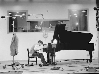 Glenn Gould, durante una grabación de música de Bach.