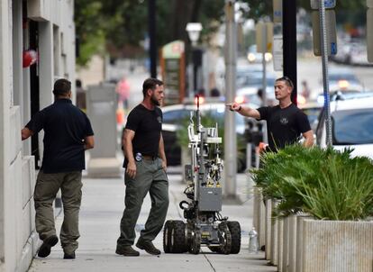 Un tiroteo este domingo en un restaurante donde se disputaba un torneo de un videojuego en Jacksonville (Florida) ha dejado dos víctimas mortales. En la imagen, artificieros preparan un robot antibombas en las proximidades del tiroteo.