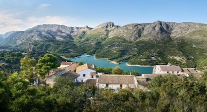 <a href="https://elviajero.elpais.com/elviajero/2019/06/20/actualidad/1561027270_695747.html" target="_blank">El Castell de Guadalest</a>  se encarama sobre un lienzo rocoso que le sirve de abrigo y defensa en la comarca de la Marina Baja, en el interior de la provincia de Alicante. Su turístico entramado urbano, declarado conjunto histórico-artístico en 1974, y más adelante Bien de Interés Cultural, está coronado por las ruinas de una fortaleza árabe del siglo XI, el castillo de San José, que domina todo el valle de Guadalest. Los visitantes a este lugar, también en la lista de Los Pueblos más Bonitos de España, disfrutan de patrimonio como la Casa Orduña, construida tras el gran terremoto de 1644, o una prisión del siglo XII en los bajos de su Ayuntamiento. <br> </br> Más información: <a href="https://guadalest.es" target="_blank">guadalest.es</a>