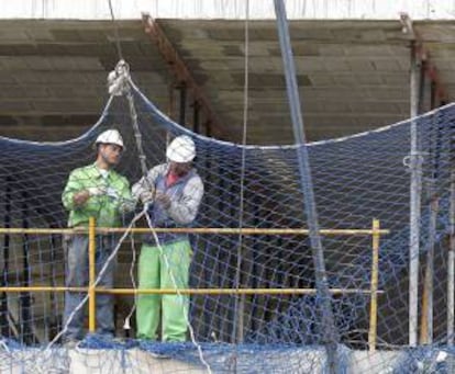 En la imagen, varios trabajadores de la construcción. EFE/Archivo