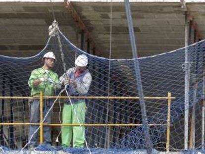 En la imagen, varios trabajadores de la construcción. EFE/Archivo