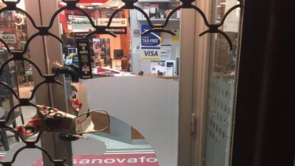 Detalle de la verja rota por los ladrones en la tienda de fotografía.