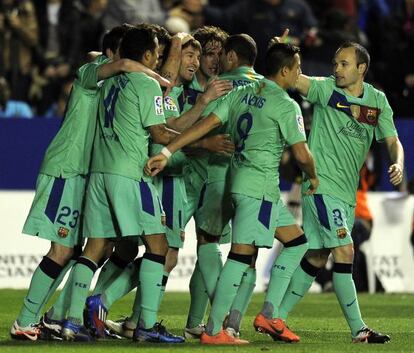 Los azulgrana festejan con Messi su primer tanto al Levante.