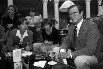 Roger Moore, durante uma coletiva de imprensa no hotel Palace de Madri, em 20 de outubro de 1995.