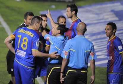 Los jugadores del Levante protestan a Teixeira Vitienes