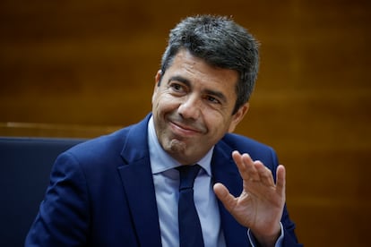 El president de la Generalitat, Carlos Mazón, saluda a su llegada a la sesión de control parlamentario este jueves en Les Corts Valencianes.