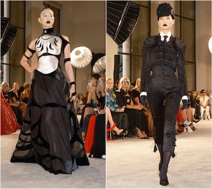 Dos modelos de Schiaparelli en la semana de la moda de París.