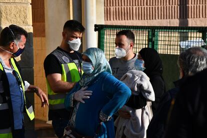 Agentes de la Policía Nacional identifican a varios marroquíes antes de ser repatriados a su país, en Ceuta, este viernes.