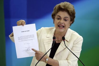 La presidenta brasileña Dilma Roussef enseña el decreto de posesión de su antecesor Luiz Inácio Lula da Silva como nuevo ministro de Estado y Casa Civil de la Presidencia de la República.