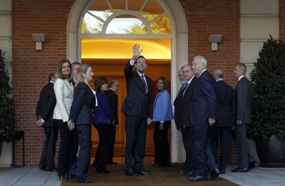 El presidente del Gobierno, rodeado de sus ministros, saluda a la entrada a La Moncloa.