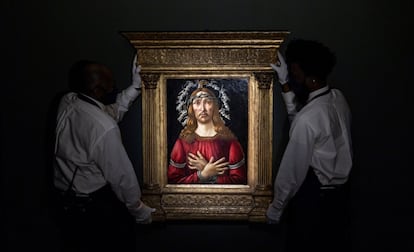 Unos operarios sujetan la obra 'Cristo Varón de dolores', de Sandro Botticelli, en la casa de subastas Sotheby's en Nueva York (Estados Unidos). Este cuadro es uno de los pocos del artista que aún permanecen en manos privadas y fue adquirido por un valor de 45,4 millones de dólares (40,7 millones de euros).
