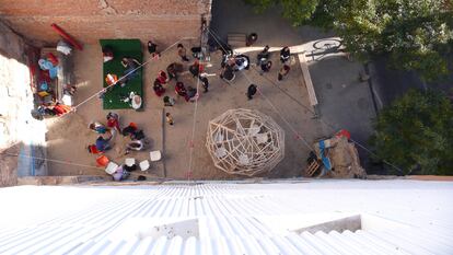 <span >Playa de la Bola. Intervención en Lavapiés (Madrid) de Raumlabor, Basurama, Malashierbas y participantes del taller Urbanacción de La casa encendida. Foto: Mathias Ricks</span>