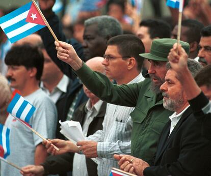 Desde su primer mandato, una parte de sus compatriotas lo consideran "el héroe que sacó a millones de la pobreza". Sin embargo, otros lo ven como "el cabecilla de una banda de saqueadores de dinero público" en la petrolera Petrobras (pese a que las condenas por corrupción que le llevaron 20 meses a prisión fueron anuladas o archivadas). En la imagen, Lula junto al expresidente cubano Fidel Castro, en La Habana. 